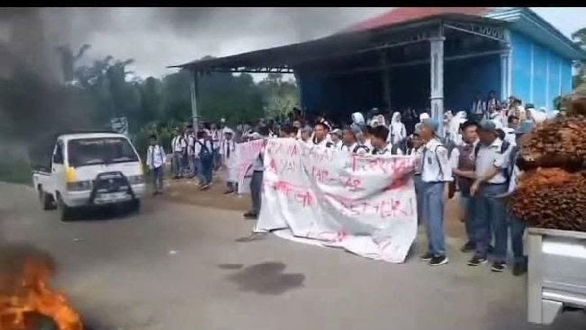 Siswa SMAN Surulangun Demo Bakar Ban BekasMinta Kepala Sekolah Dicopot