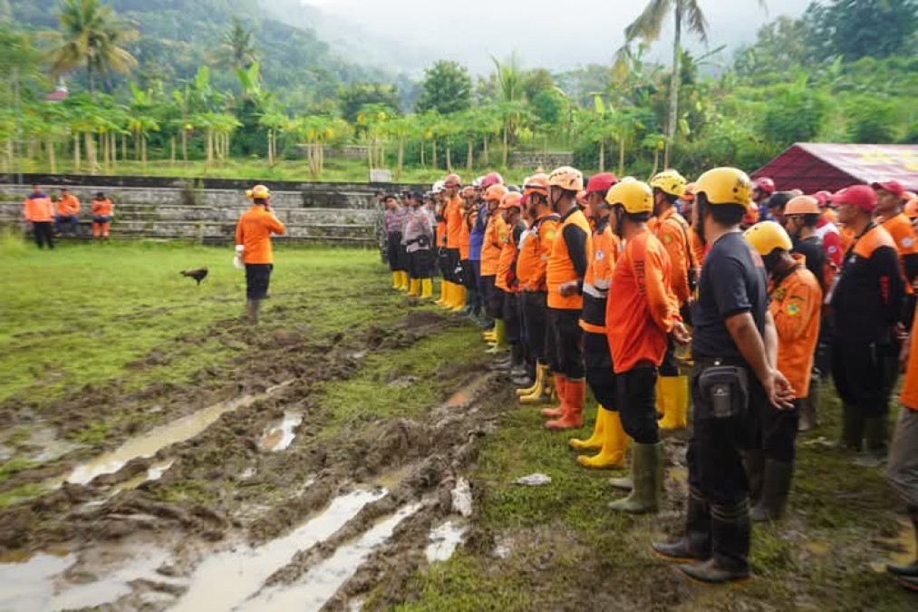 Pencarian Korban Longsor Desa Depok Kecamatan Bendungan Dibagi 2 Tim