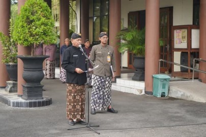Peringati Hardiknas, Karyawan Sekretariat Daerah Trenggalek Kompak Kenakan Baju Adat Jawa