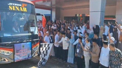 Isak Tangis Iringi Keberangkatan 34 Jamaah Haji Empat Lawang, Pj Bupati Fauzan: Pulang Harus Jadi Haji Mabrur!