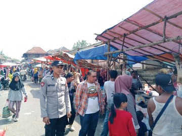 Polsek Tanah Abang Monitoring Stok dan Harga Sembako di Pasar
