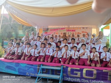 Penyerahan Kembali Siswa Kelas IV SDN 44 Lubuklinggau Tahun Ajaran 2024/2025 Diwarnai Kewirausahaan Kuliner dan Hiburan Menyanyi serta Tari Adat