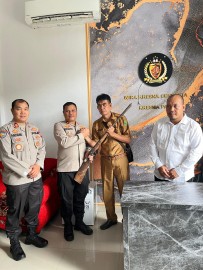 Kades Sungai Baung Serahkan 4 Pucuk Senpira