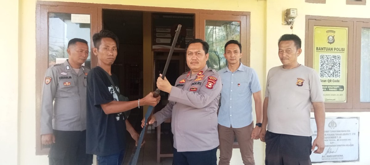 Warga Serahkan Senpi Rakitan ke Polsek Tanah Abang, Kapolres PALI Apresiasi Kesadaran Hukum Masyarakat