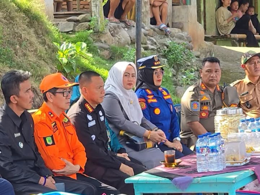 Pj Bupati Fauzan Tinjau dan Salurkan Bantuan Kebakaran