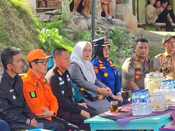 Pj Bupati Fauzan Tinjau dan Salurkan Bantuan Kebakaran