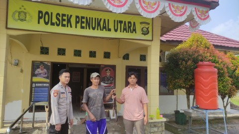 DUKUNG OPS SENPI MUSI 2025, WARGA PENUKAL UTARA SERAHKAN 2 PUCUK SENPI RAKITAN KE POLSEK