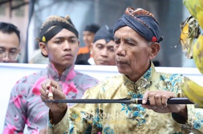 UPACARA ADAT JAMASAN PUSAKA TOMBAK KANJENG KYAI UPAS – TRADISI SAKRAL PENJAGA TULUNGAGUNG