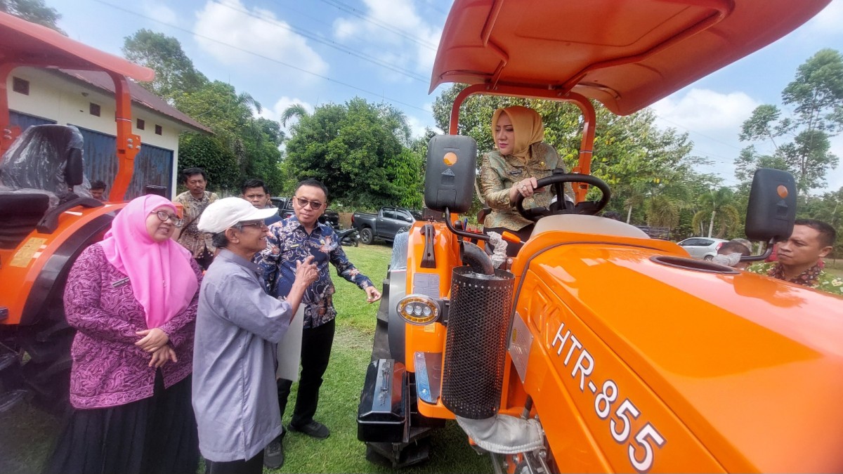 12 Kelompok Tani di Musi Rawas Terima Bantuan Alsintan Traktor Roda 4, Ini Pesan Bupati Hj Ratna Machmud