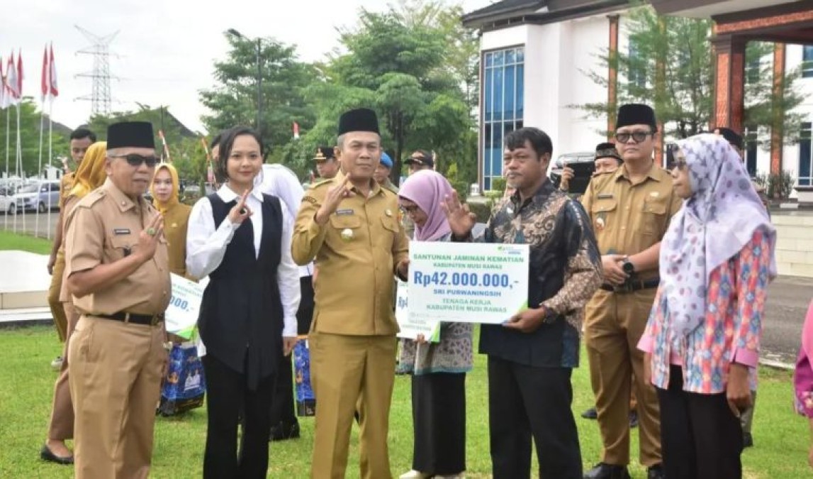 Wabup Musi Rawas Pimpin Apel Pagi Senin, Lepas PNS Purna Tugas dan Salurkan Santunan Kematian dari BPJS