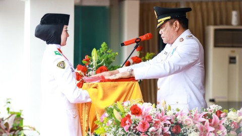 Bupati Toha Pimpin Upacara HUT ke-80 RI di Halaman Pendopoan Griya Bumi Serasan