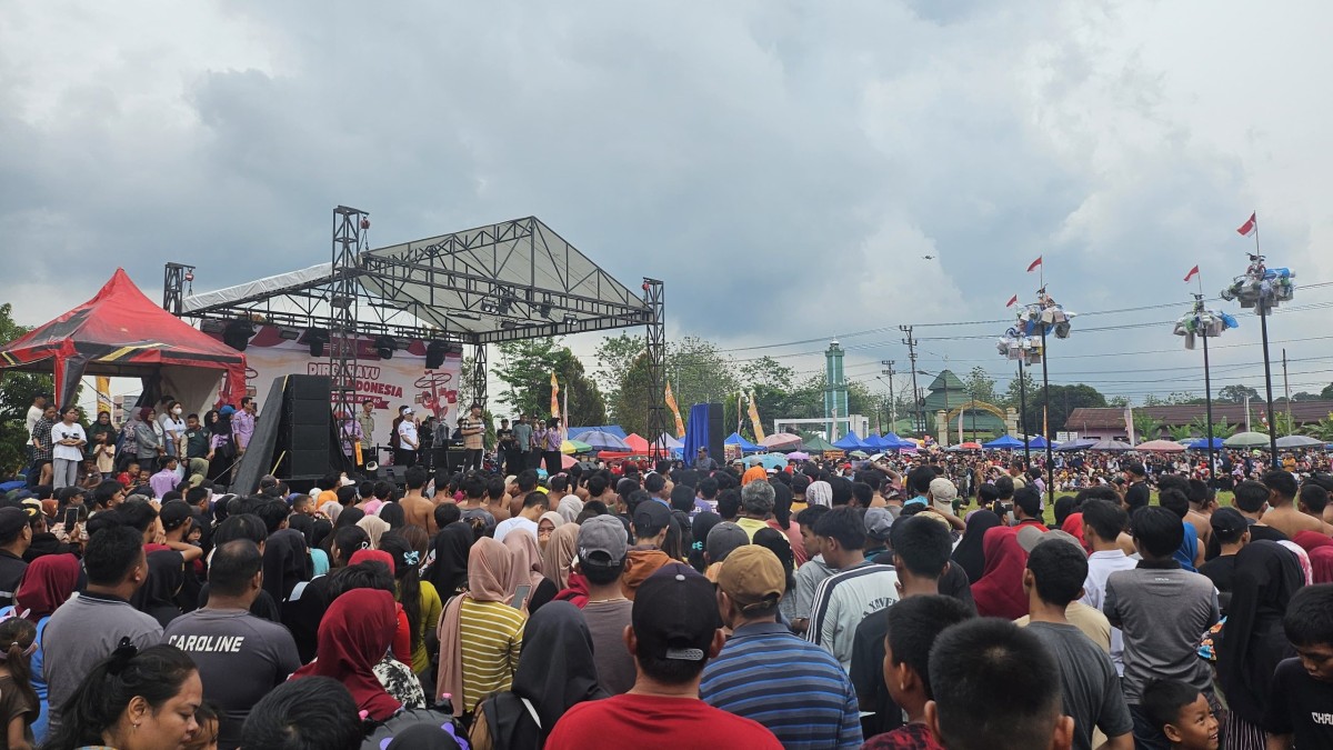 Ribuan Warga Antusias Ikuti Lomba Panjat Pinang HUT ke-80 RI, Polres Lubuk Linggau Sukses Jaga Keamanan