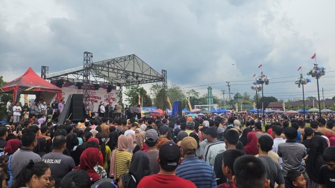 Ribuan Warga Antusias Ikuti Lomba Panjat Pinang HUT ke-80 RI, Polres Lubuk Linggau Sukses Jaga Keamanan