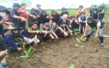Jurnalis Sumsel Ikut Tanam Mangrove di Sunsang IV, Dukung Kelestarian Pesisir