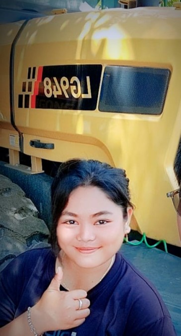 Fitriyani, Gadis Belia Musi Rawas yang Jadi Operator Loader “Pekerjaan apa pun bisa dikerjakan asalkan mau berusaha”.