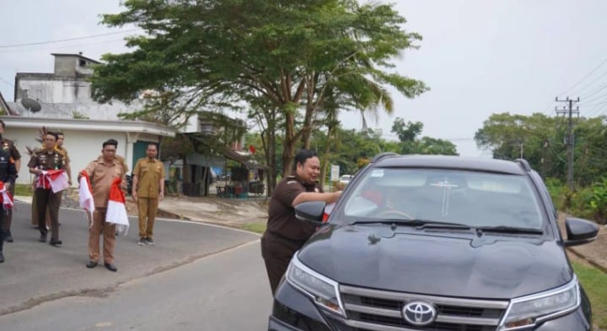 KAJARI PALI Bersama KESBANGPOL Menggelar Gerakan PembagianBendera Merah Putih