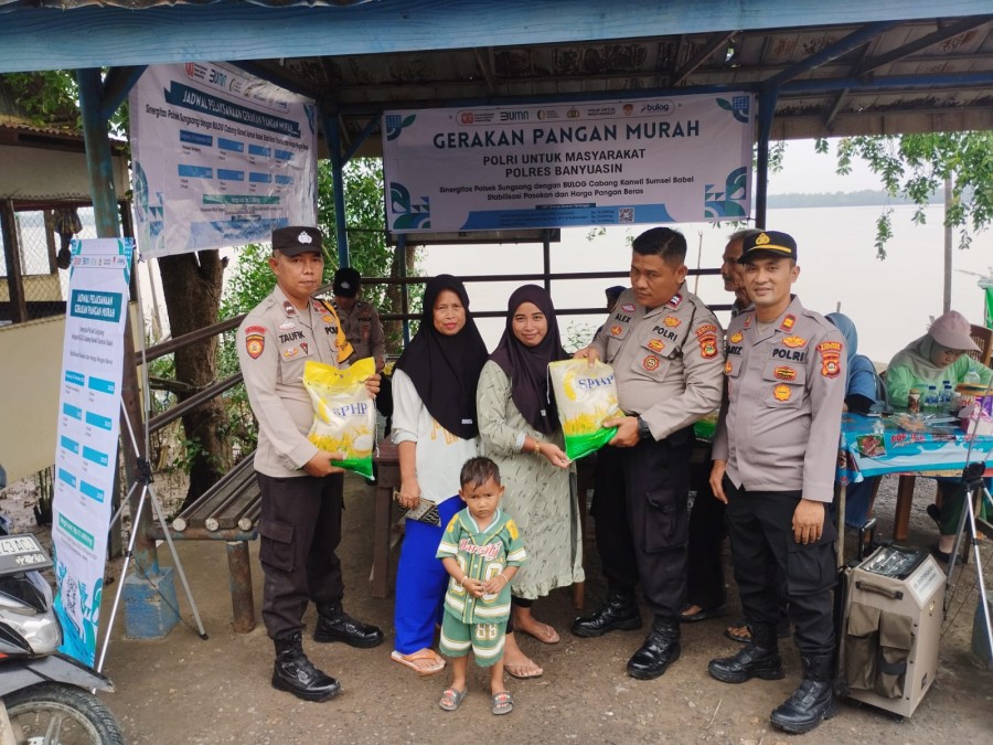 Polsek Sungsang melaksanakan Gerakan pangan murah di Dermaga penyeberangan Desa Marga Sungsang