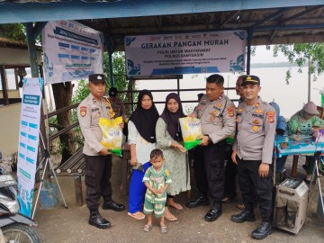 Polsek Sungsang melaksanakan Gerakan pangan murah di Dermaga penyeberangan Desa Marga Sungsang