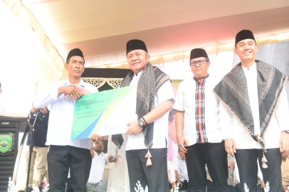 Kunker Desa Gading Raja Pedamaran Timur, Gubernur Herman Deru Janji Percepat Pembangunan Jalan di Kabupaten OKI”