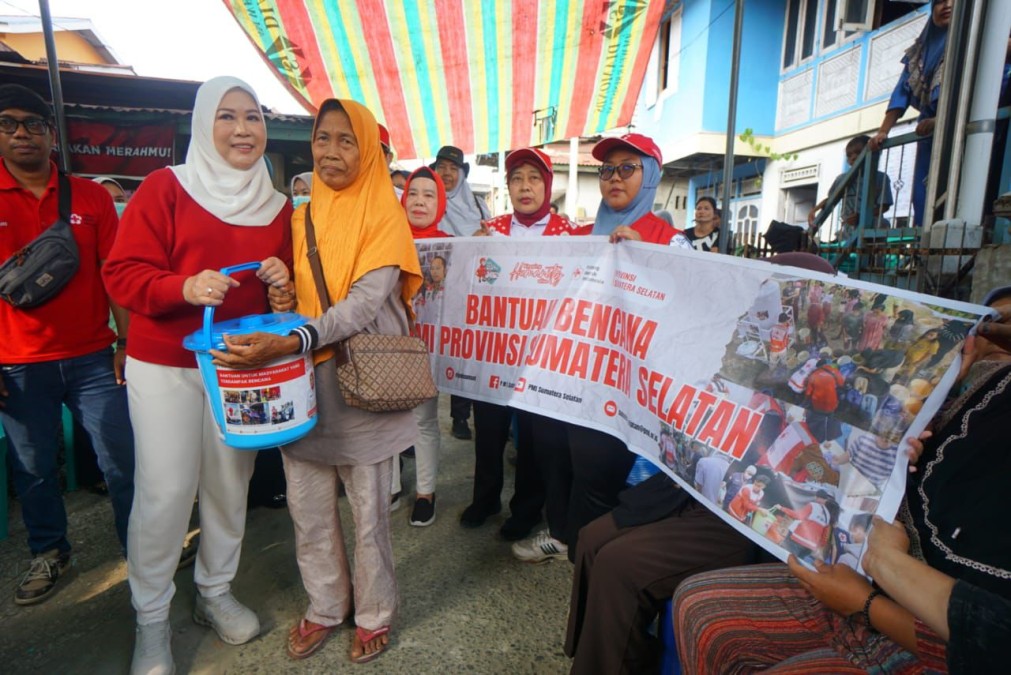 Ketua PKK Sumsel Feby Deru Tinjau dan Bantu Korban Kebakaran 11 Rumah di Seberang Ulu I