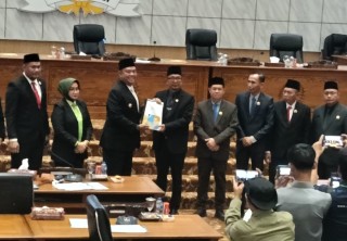 Raperda APBD PALI Tahun Anggaran 2026 Dibahas Melalui Paripurna DPRD, Wabup Serahkan Nota Keuangan