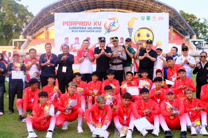 Bupati HM Toha Tohet, SH Serahkan Langsung Medali Sepak Bola PORPROV XV Sumsel