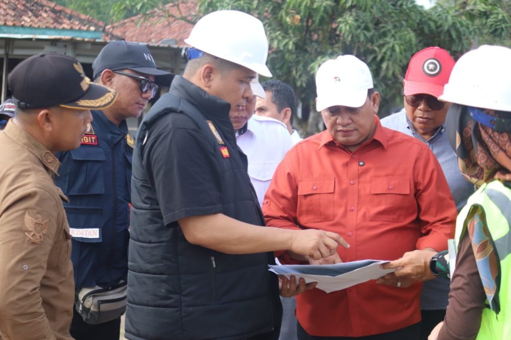 Tinjau Ruas Jalan Desa Srikaton Kecamatan Air Salek, Bupati Pastikan Pembangunan Tepat Waktu