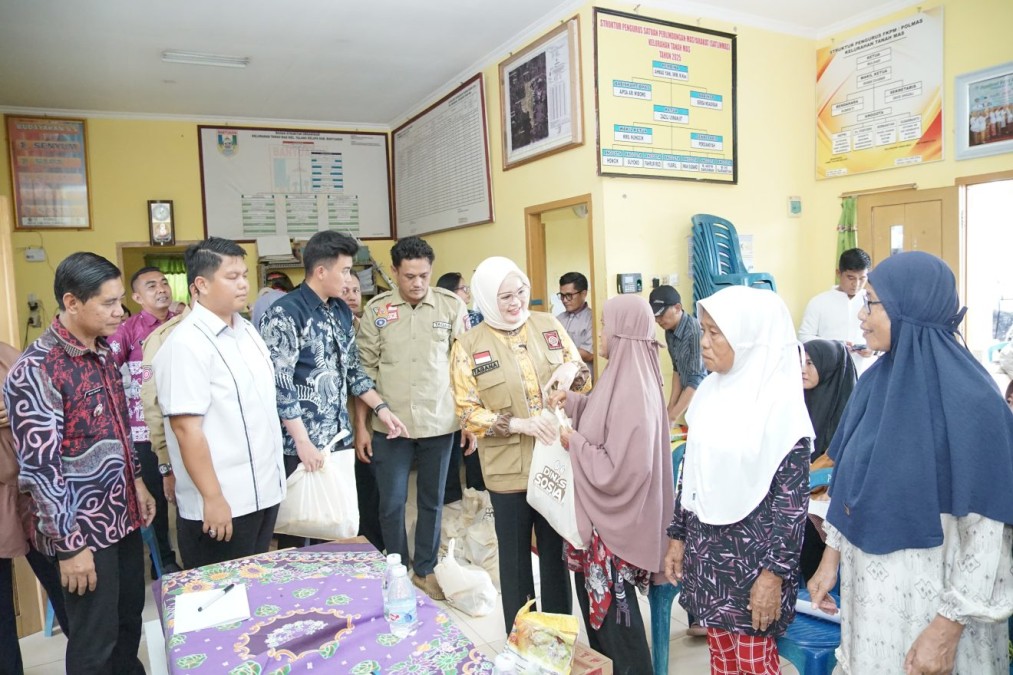 Gercep! Netta Indian Serahkan Bantuan Kepada Korban Bencana Puting Beliung Kelurahan Tanah Mas