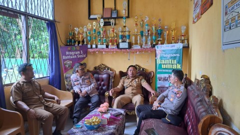 Kapolsek Sanga Desa Jalin Silaturahmi dengan Lurah Ngulak, Dorong Aktifkan Kembali Satkamling