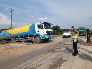 Truk Tangki Muatan CPO Terperosok dan Melintang di Jalinsum Palembang–Jambi, Akibatnya Macet Merayap