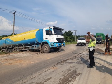 Truk Tangki Muatan CPO Terperosok dan Melintang di Jalinsum Palembang–Jambi, Akibatnya Macet Merayap