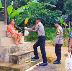 Polsek Lais Gelar Jumat Berkah, Bagikan Nasi Kotak Door to Door untuk Warga