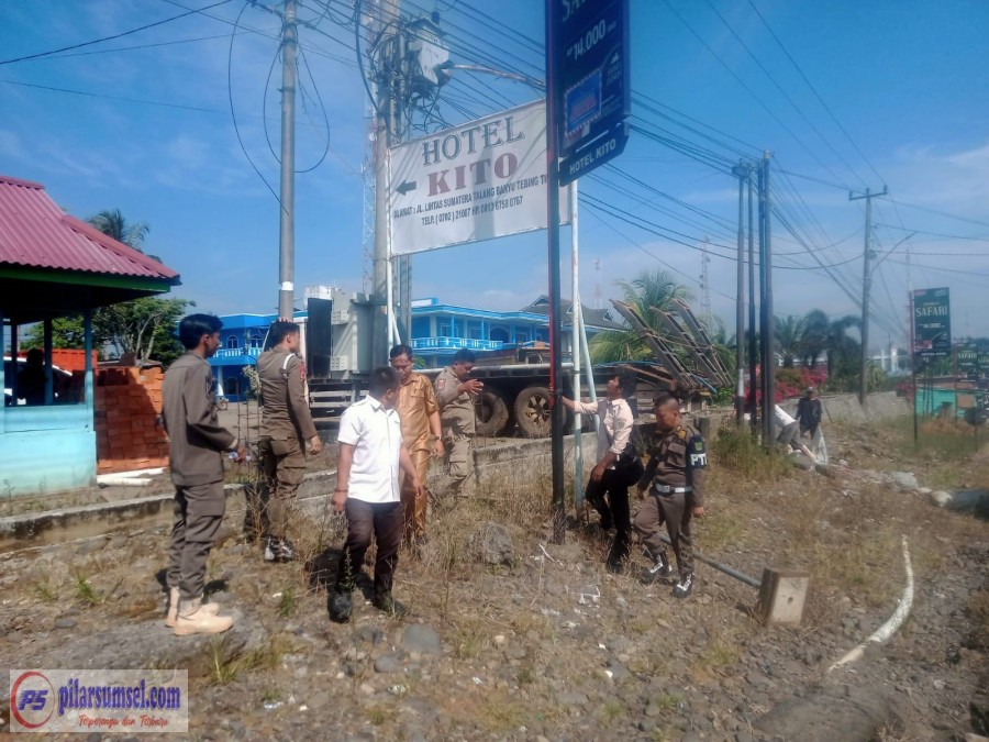 Bapenda Empat Lawang Tertibkan Reklame Liar
